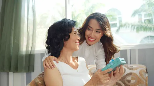 Surprise Mom: 16 Mother's Day Gift Ideas - Skincare, Makeup, and Cosmetics