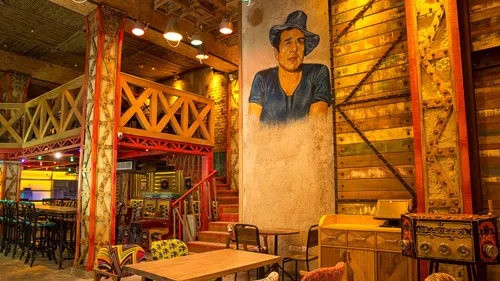 11 Unique Restaurants That Add A Dash Drama To Your Dinner