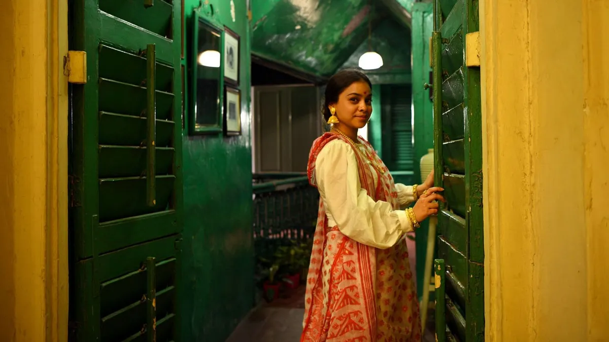 Taking a tour of the famous Fair Lawn Hotel in Kolkata.