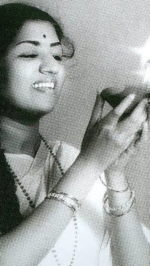 5 Lata Mangeshkar Songs To Add To Your Romance Playlist