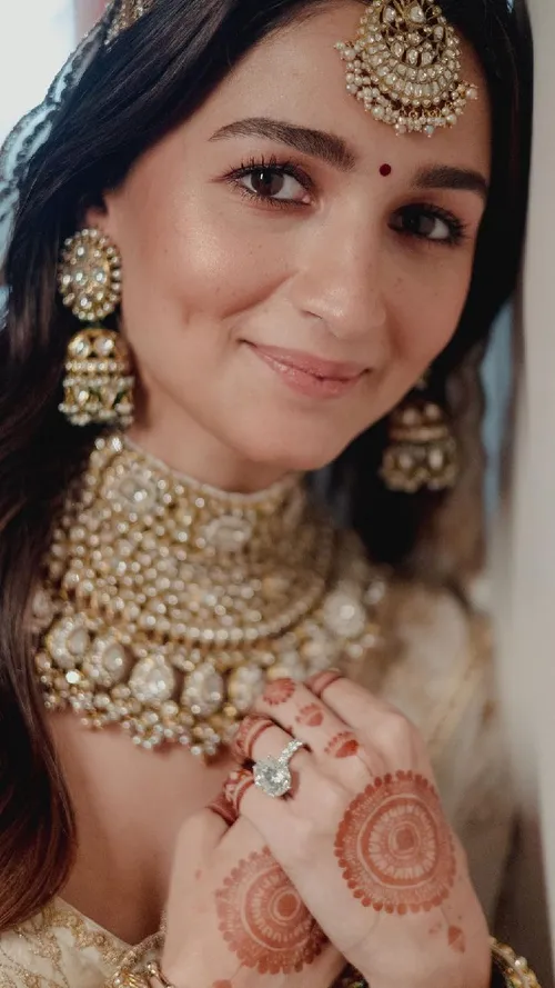 Minimal Bridal Beauty Lessons To Take From These Celebs