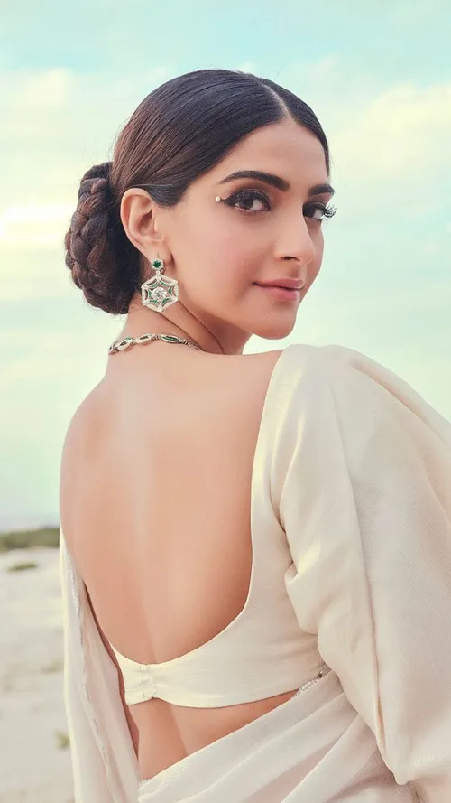 Unique Blouses To Spruce Up Your Wedding Outfit