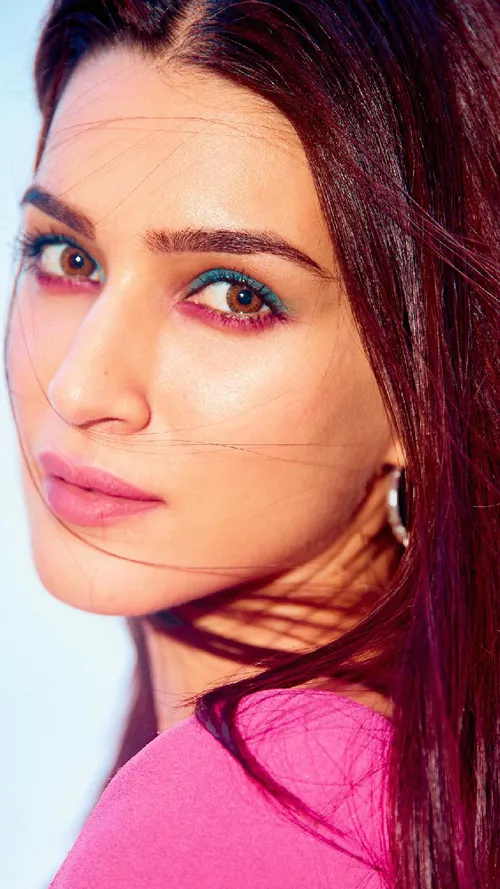 Make Your Eye Makeup Iconic With Viva Magenta