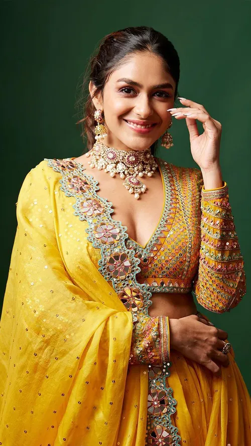 All The Times Mrunal Thakur Styled Her Ethnic Wear Just Right