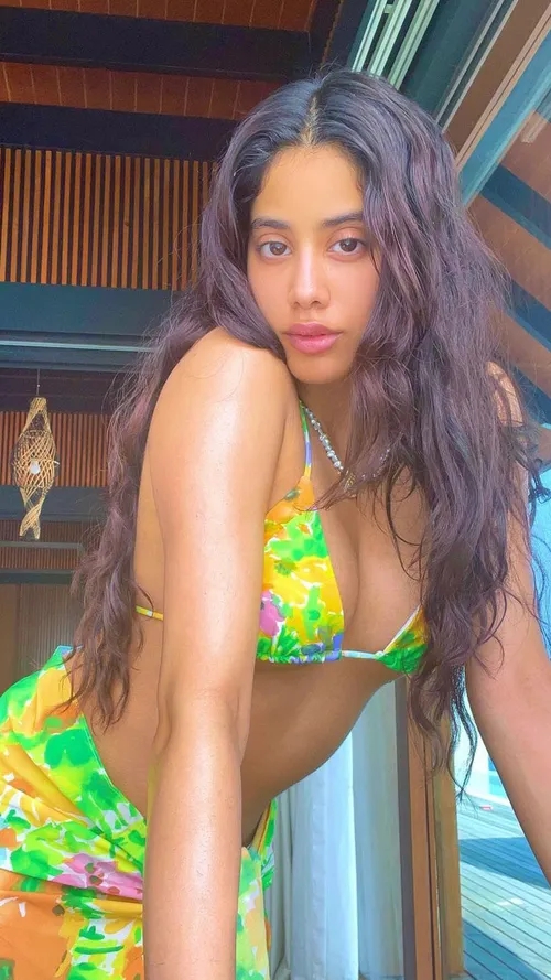 7 Janhvi Kapoor Outfits To Copy On Your Next Vacation 